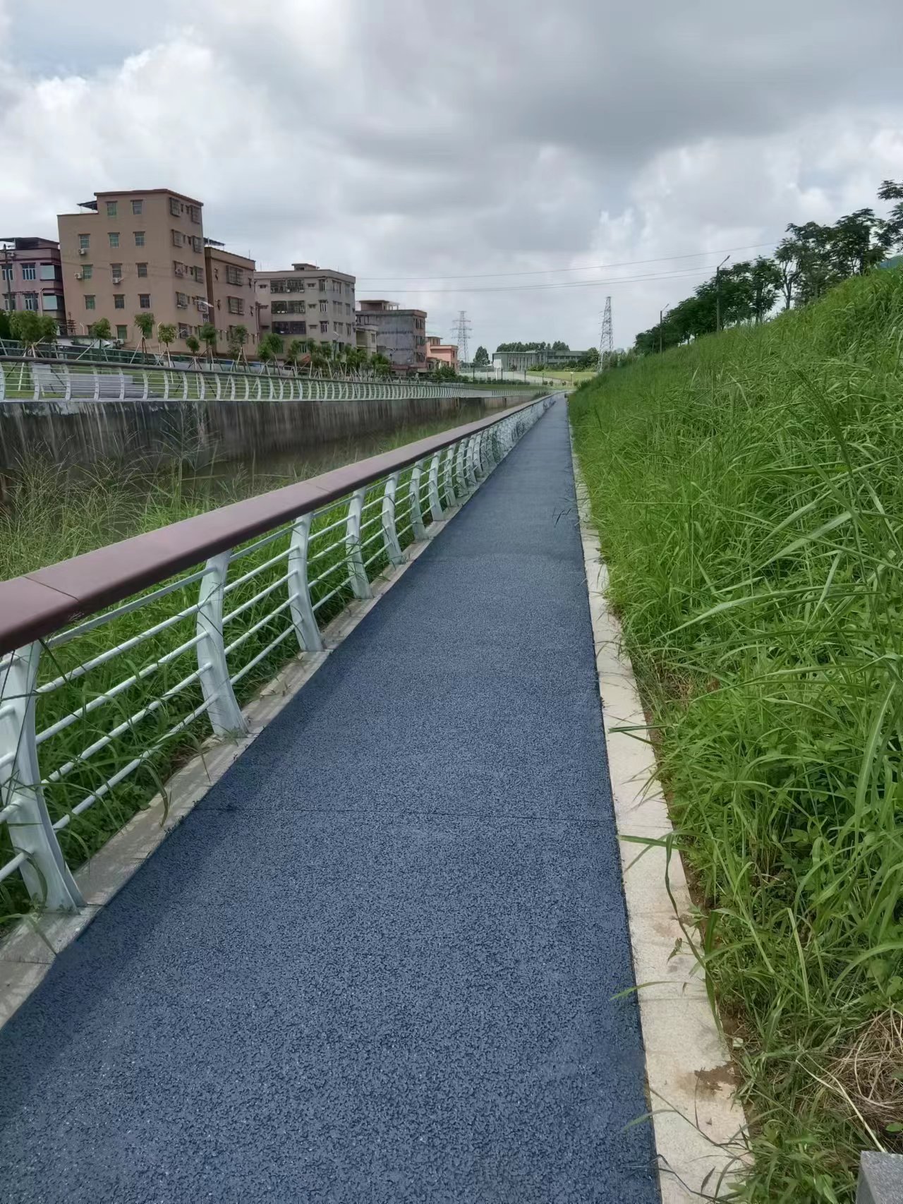 東莞透水混凝土廠家講解什么是海綿城市